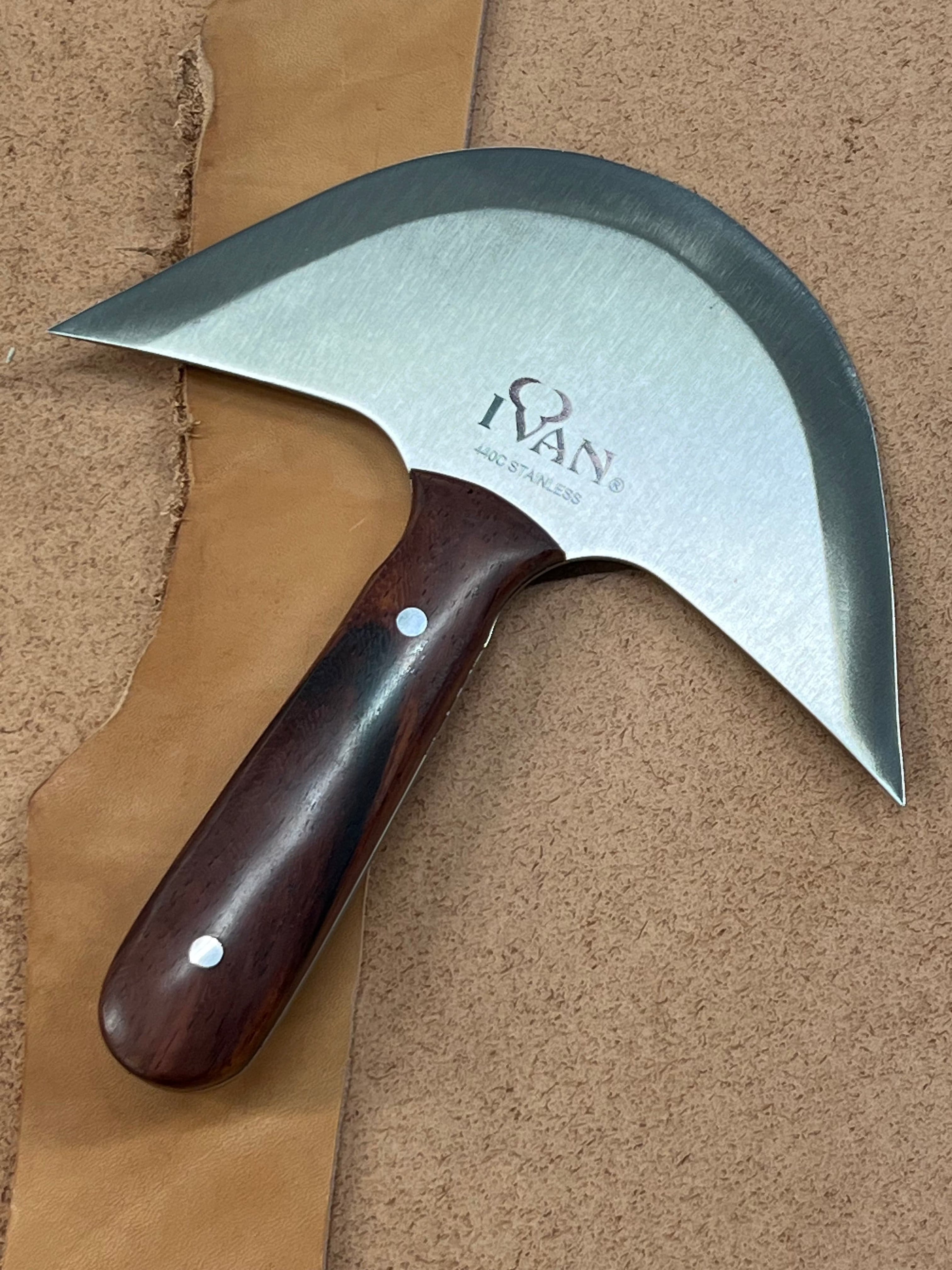 Coltello mezzaluna in stile francese