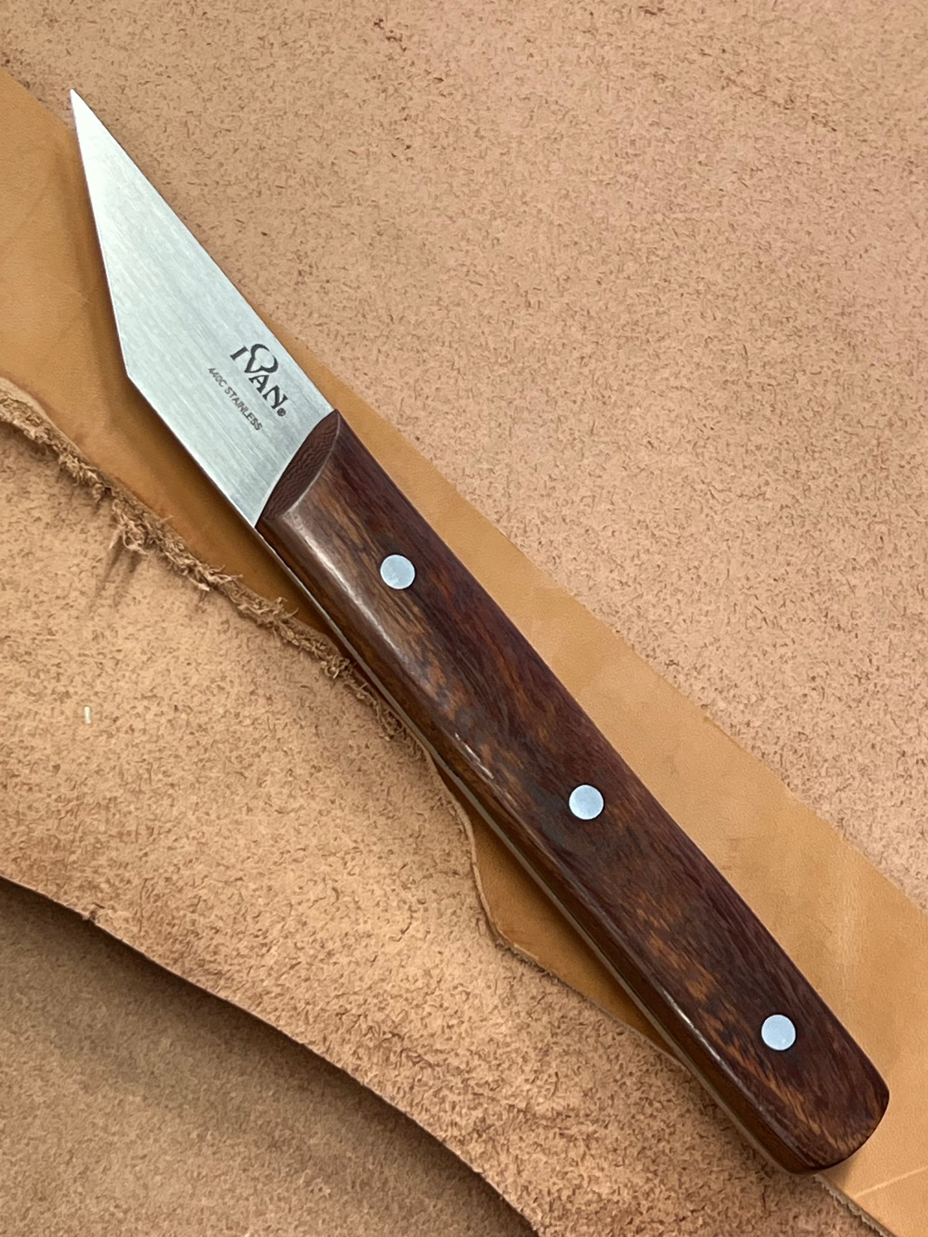 Coltello per cuoio angolato in stile francese
