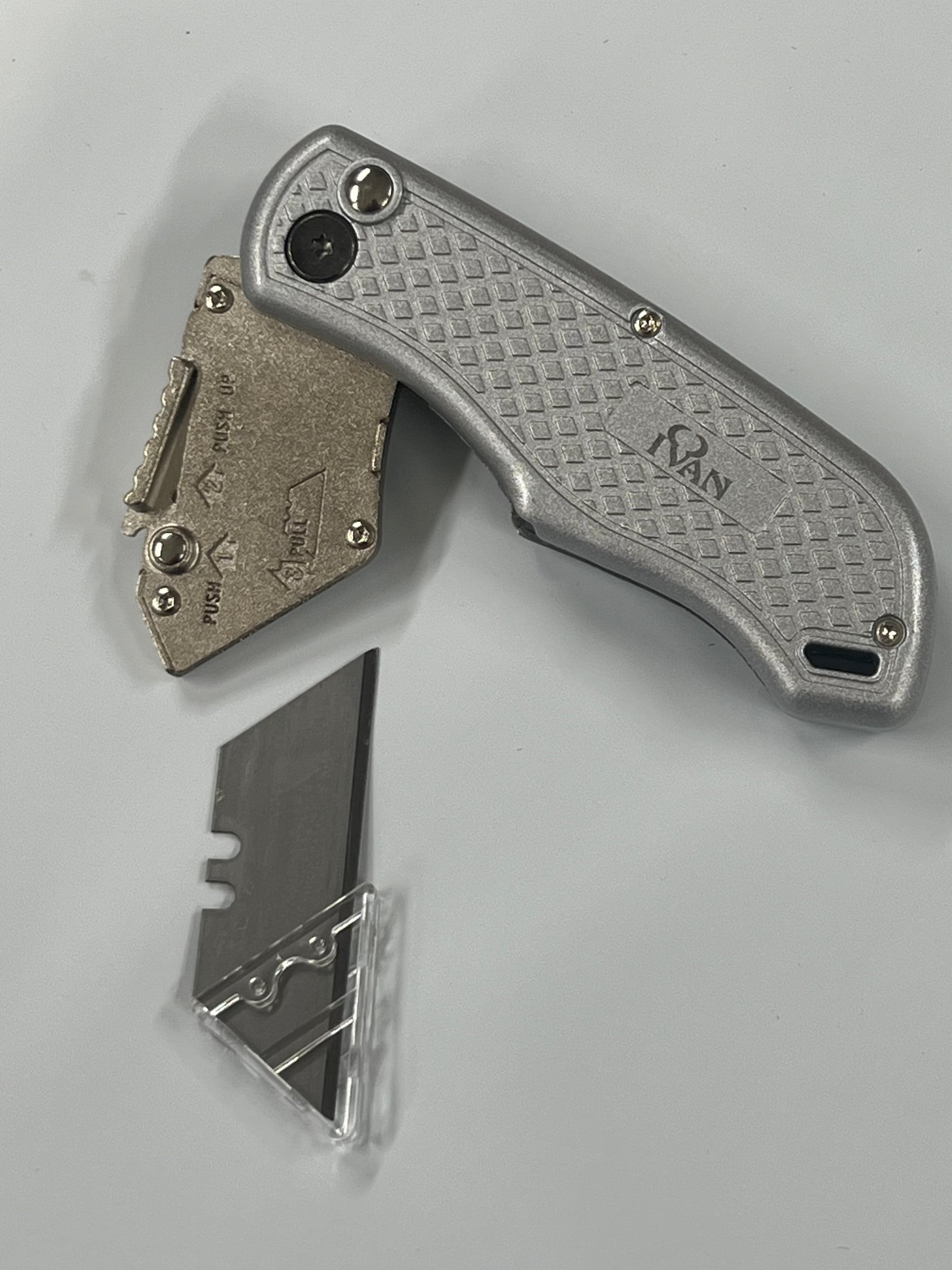 Coltello pieghevole con lama intercambiabile e clip da cintura