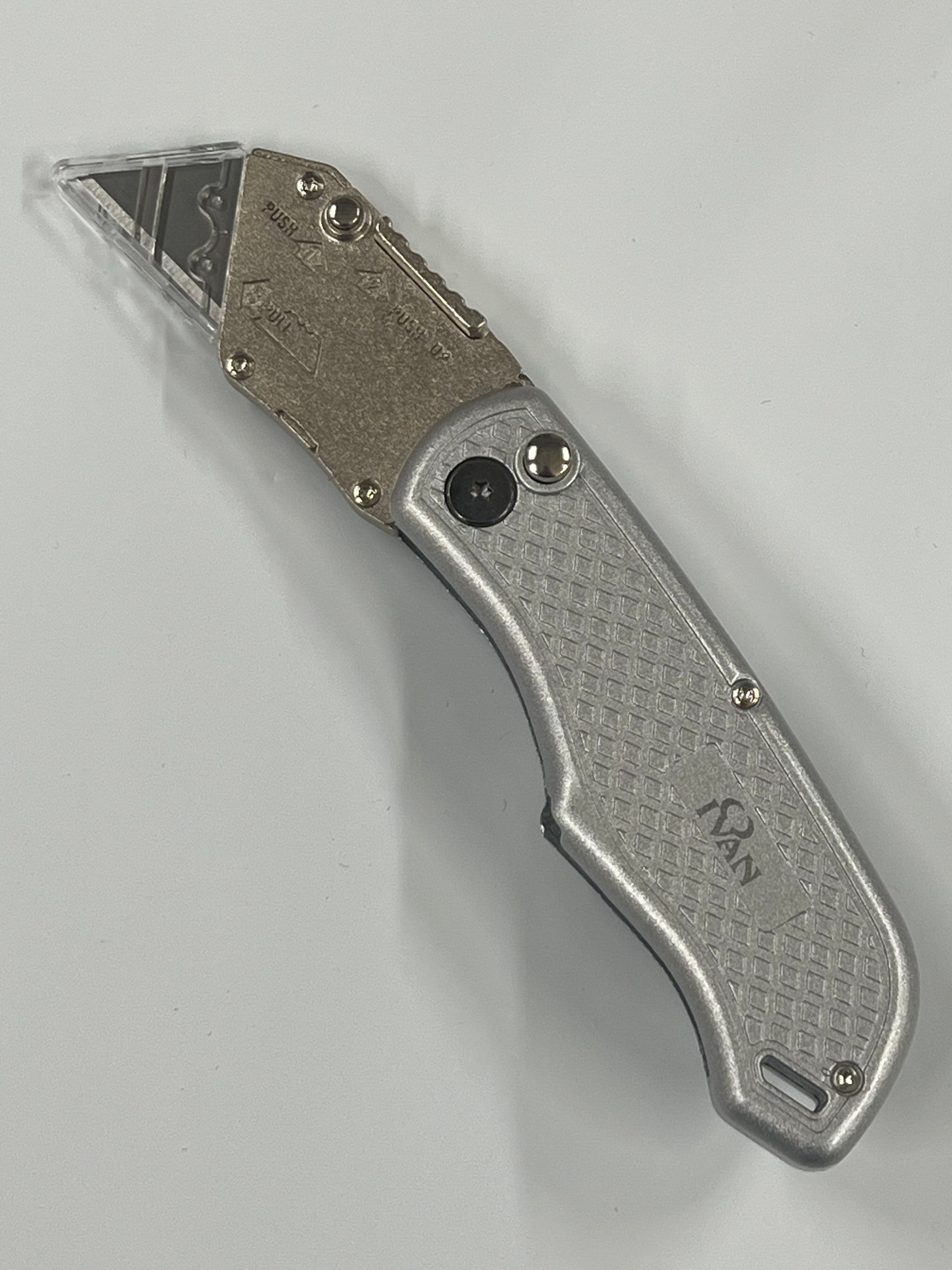 Coltello pieghevole con lama intercambiabile e clip da cintura