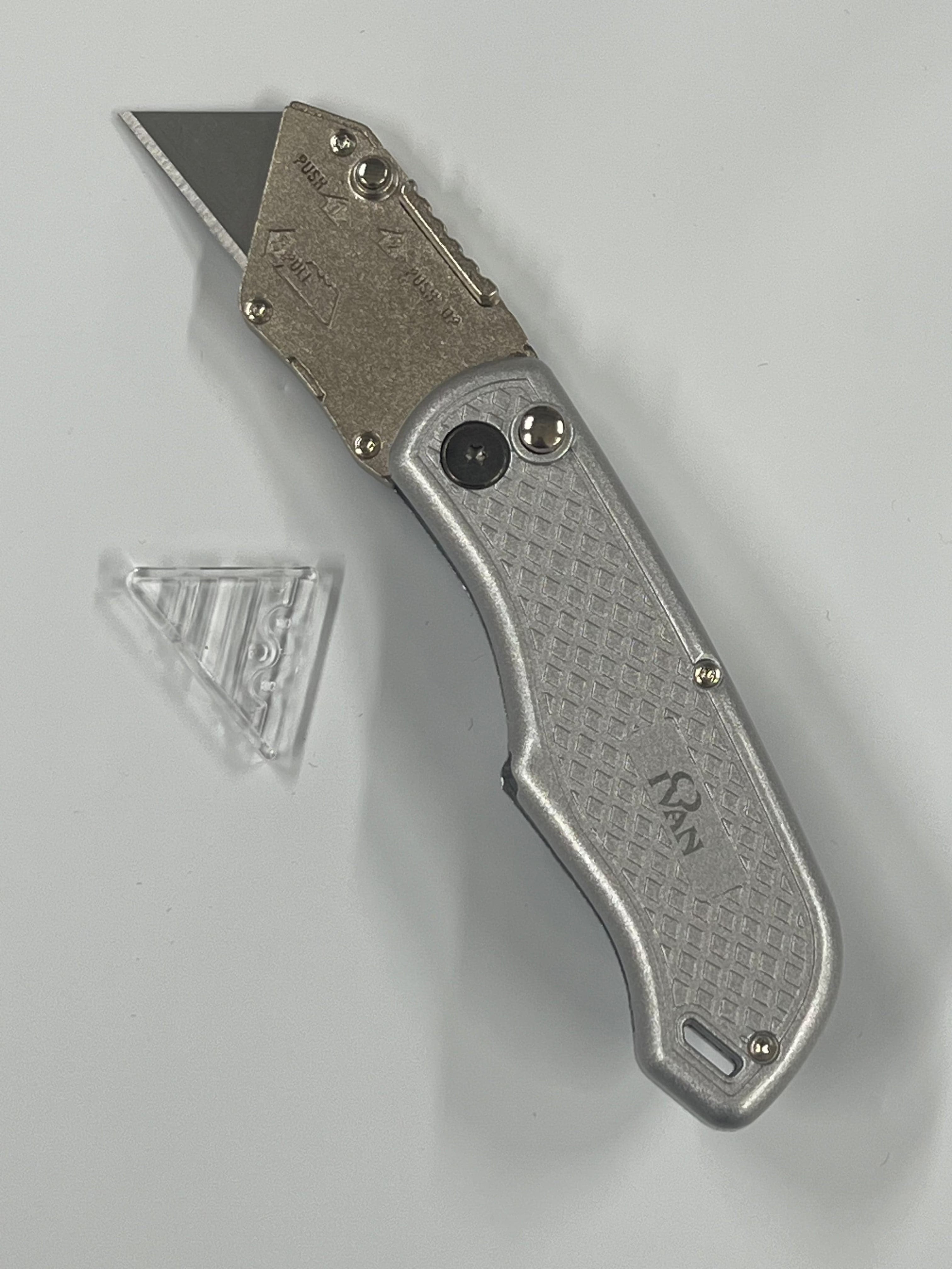 Coltello pieghevole con lama intercambiabile e clip da cintura