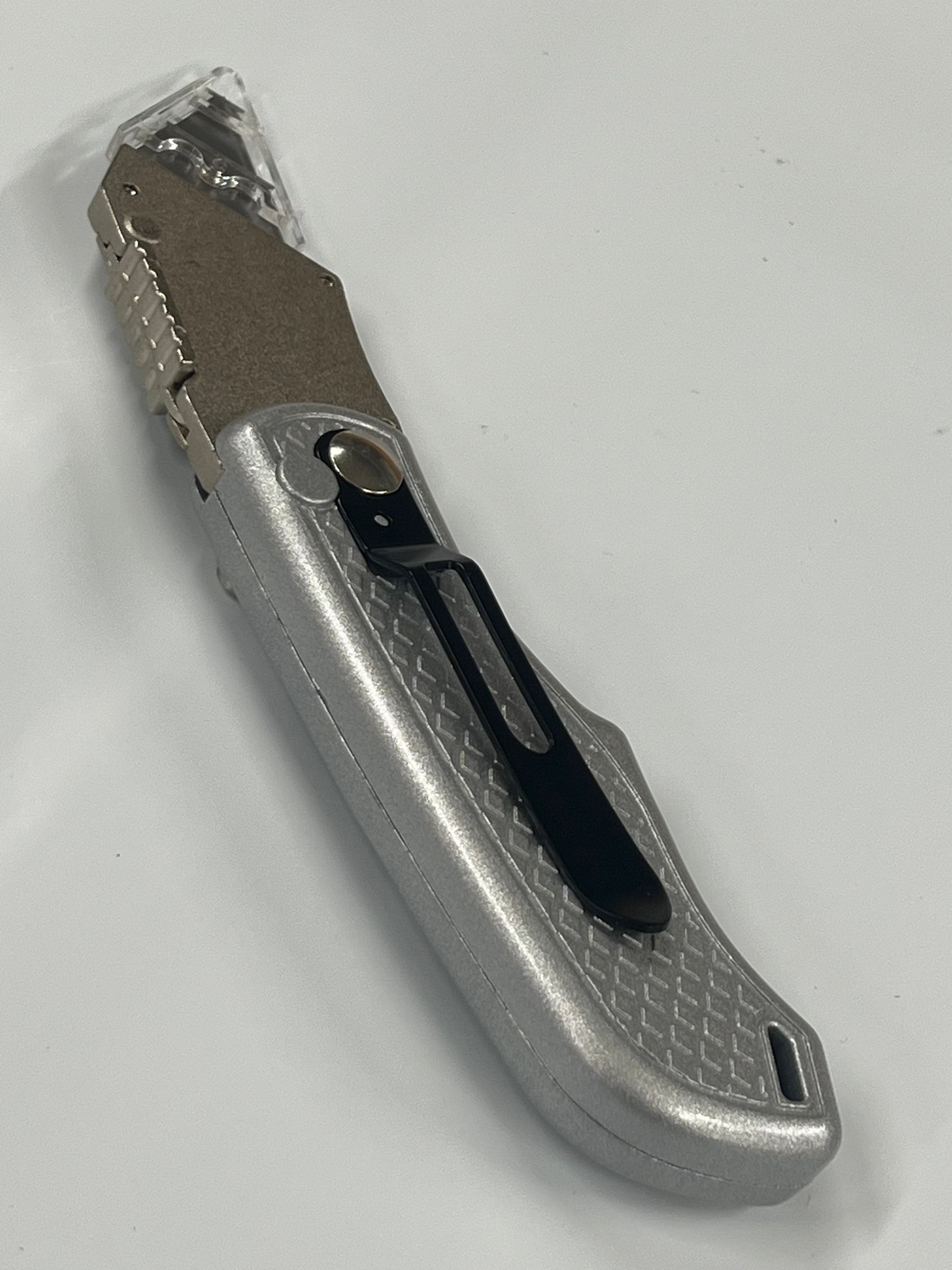 Coltello pieghevole con lama intercambiabile e clip da cintura