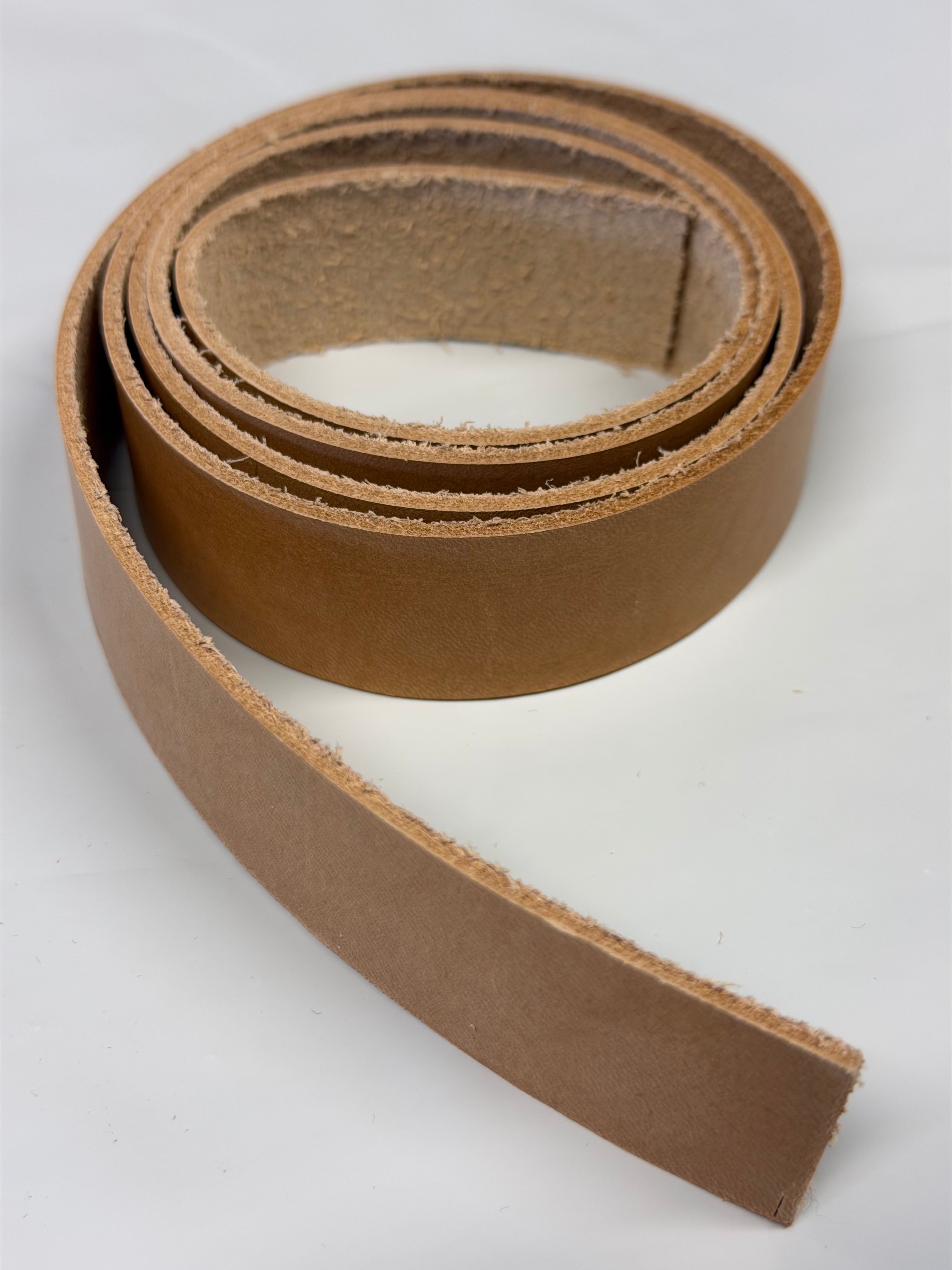 Impara a realizzare un fodero per coltello: cuoio naturale (tannato al vegetale), cuoio per foderi e cuoio per il passante/sospensione