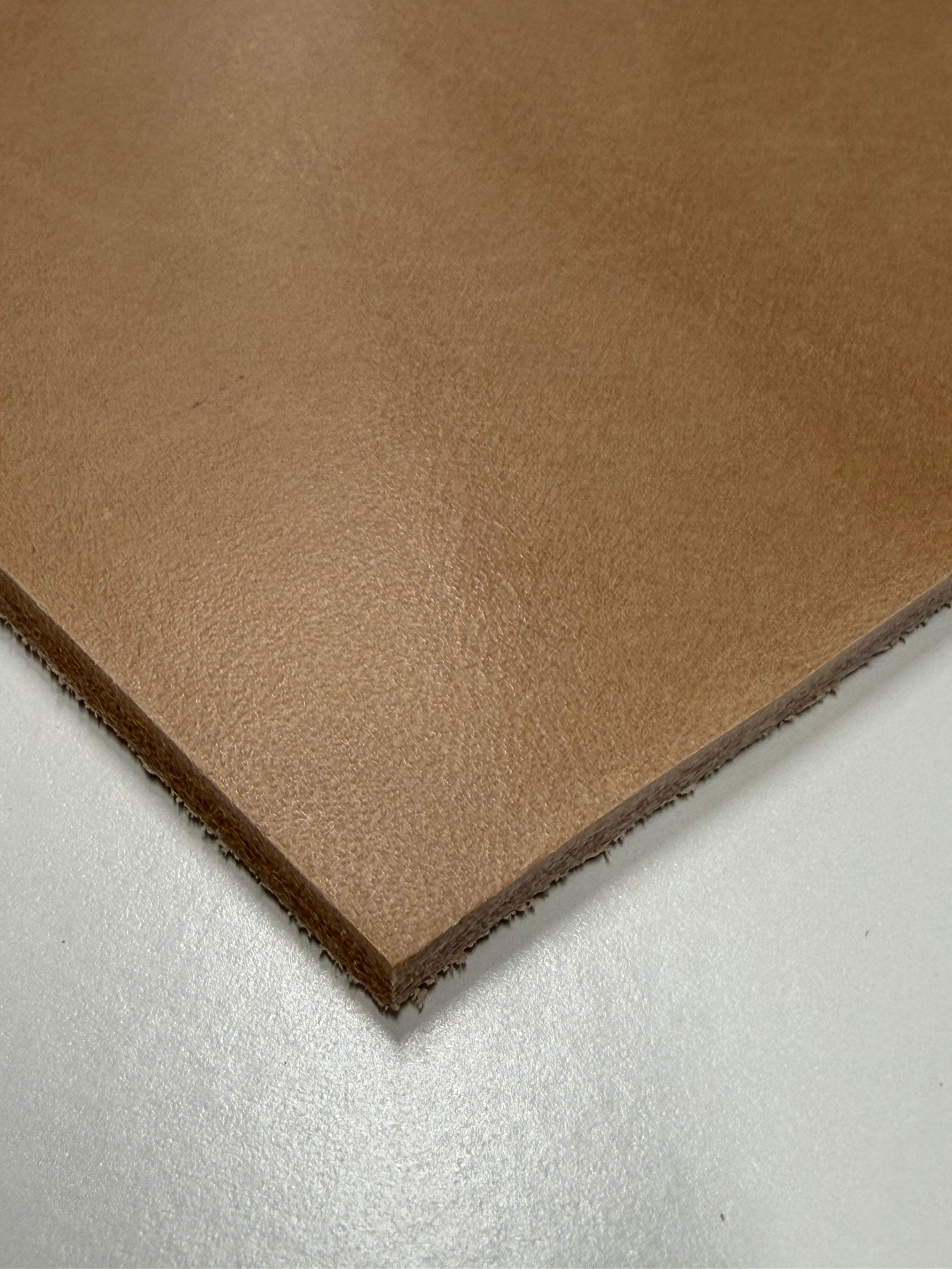 Impara a realizzare un fodero per coltello: cuoio naturale (tannato al vegetale), cuoio per foderi e cuoio per il passante/sospensione