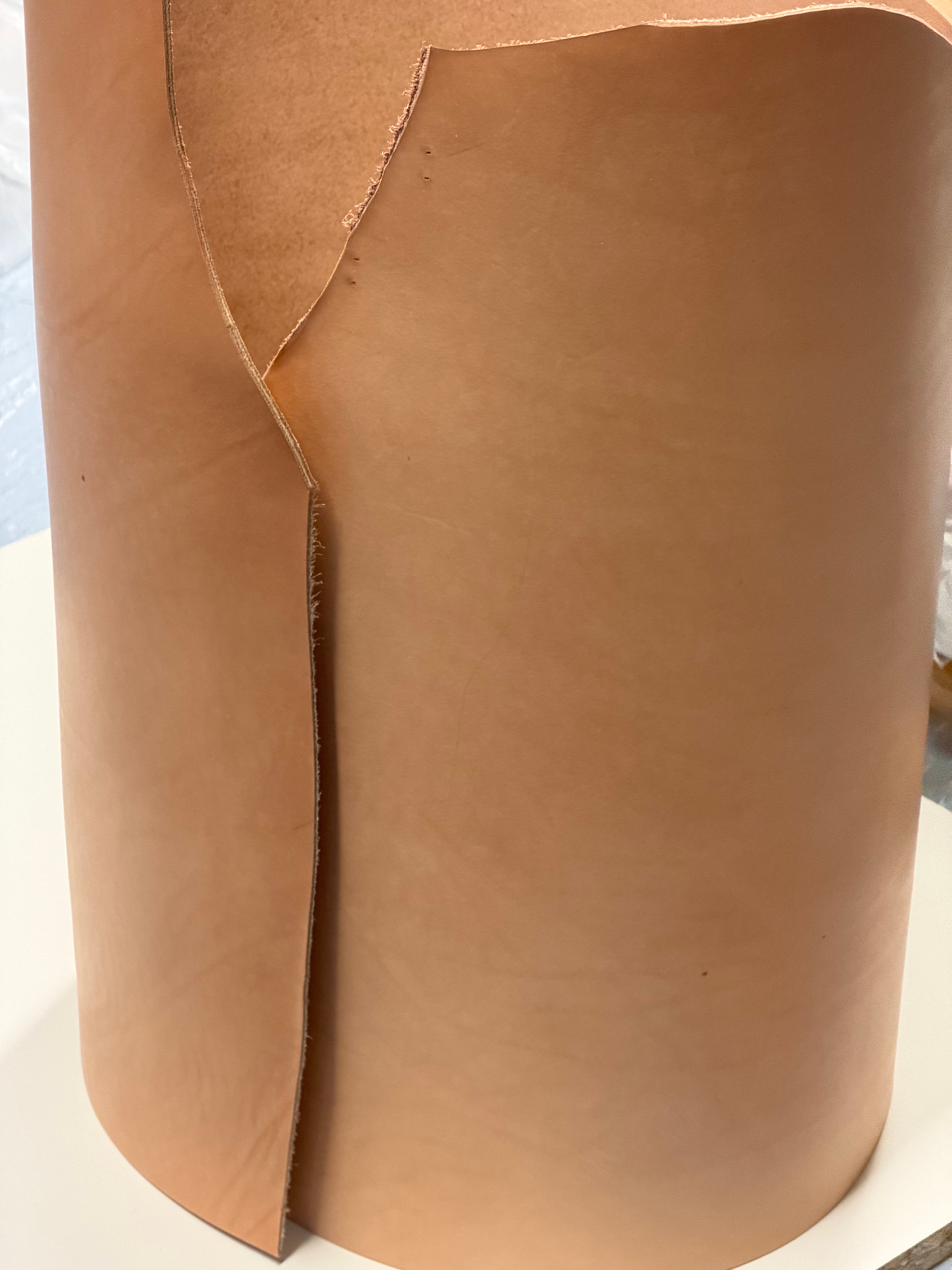 Impara a realizzare un fodero per coltello: cuoio naturale (tannato al vegetale), cuoio per foderi e cuoio per il passante/sospensione