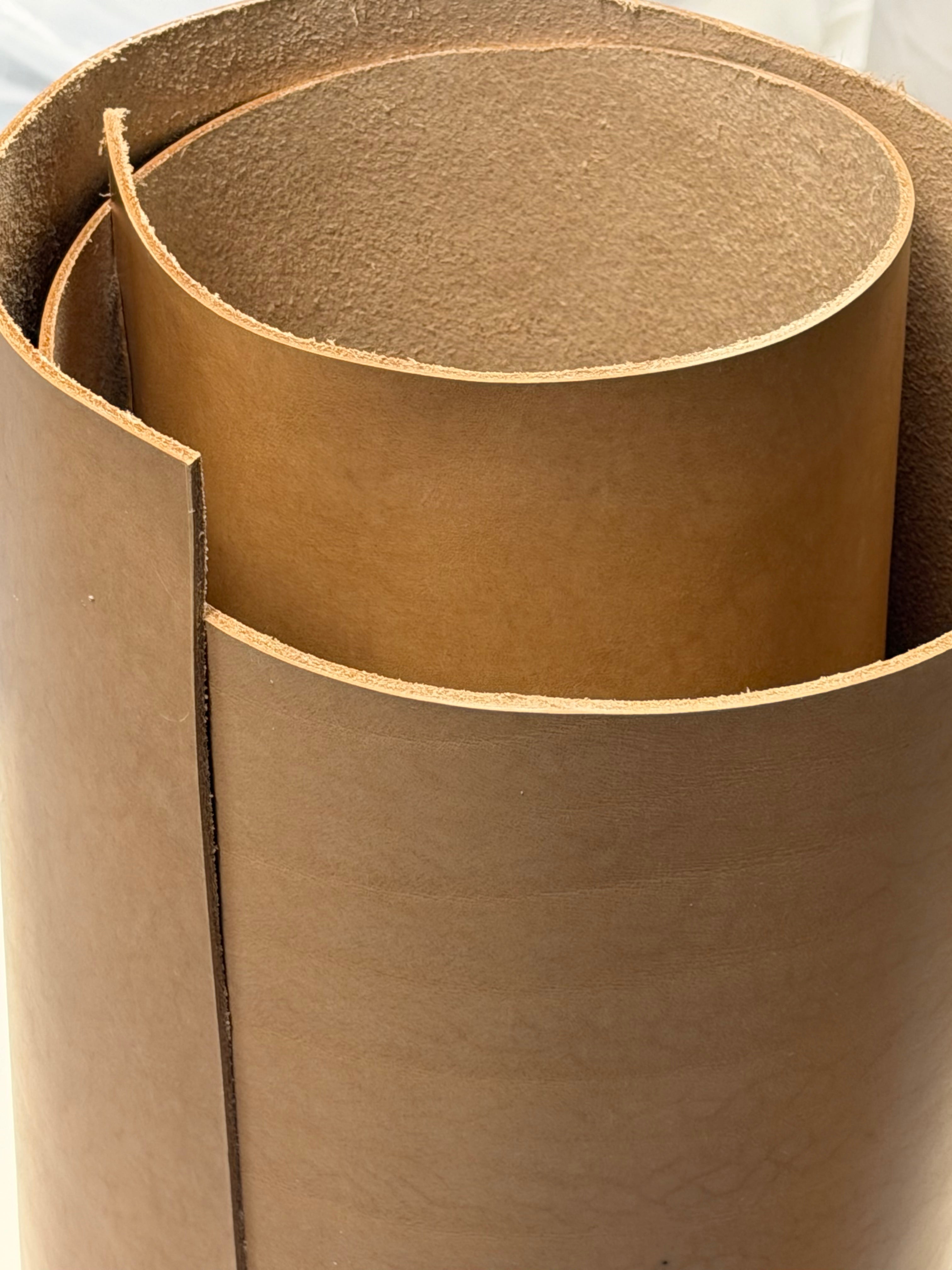 Impara a realizzare un fodero per coltello: cuoio naturale (tannato al vegetale), cuoio per foderi e cuoio per il passante/sospensione