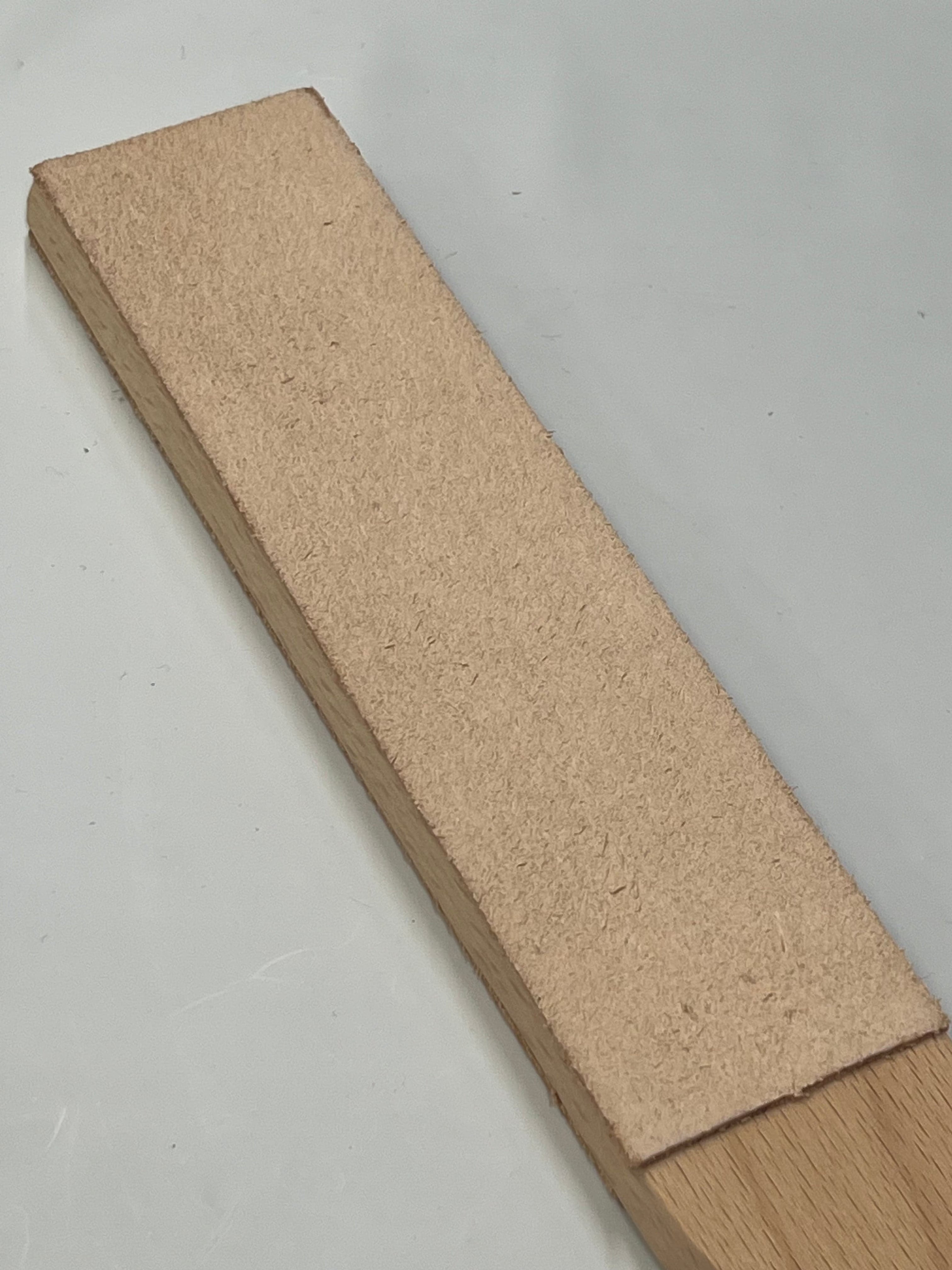 Cinturino in cuoio bifacciale su base in legno RW054