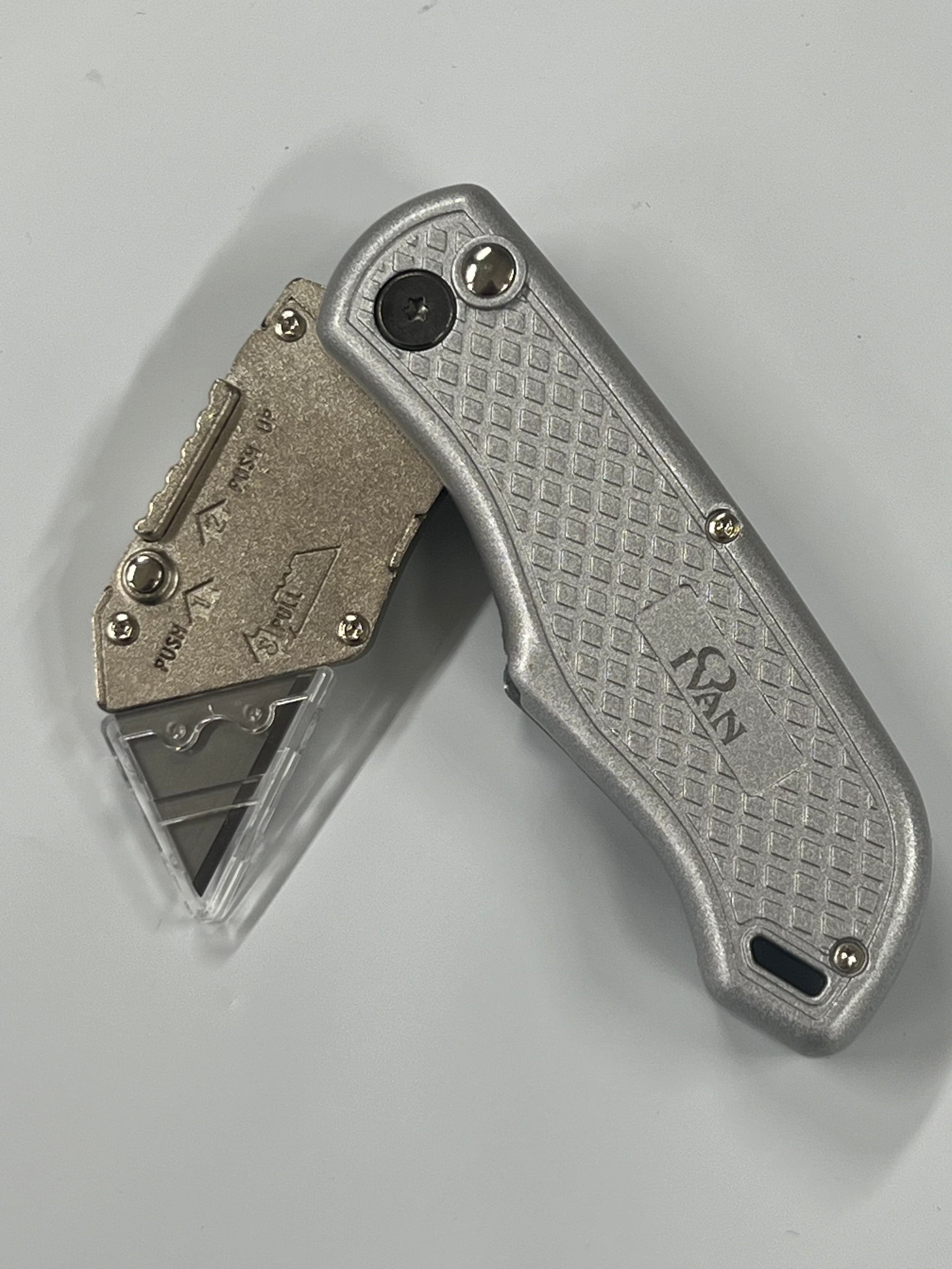 Coltello pieghevole con lama intercambiabile e clip da cintura