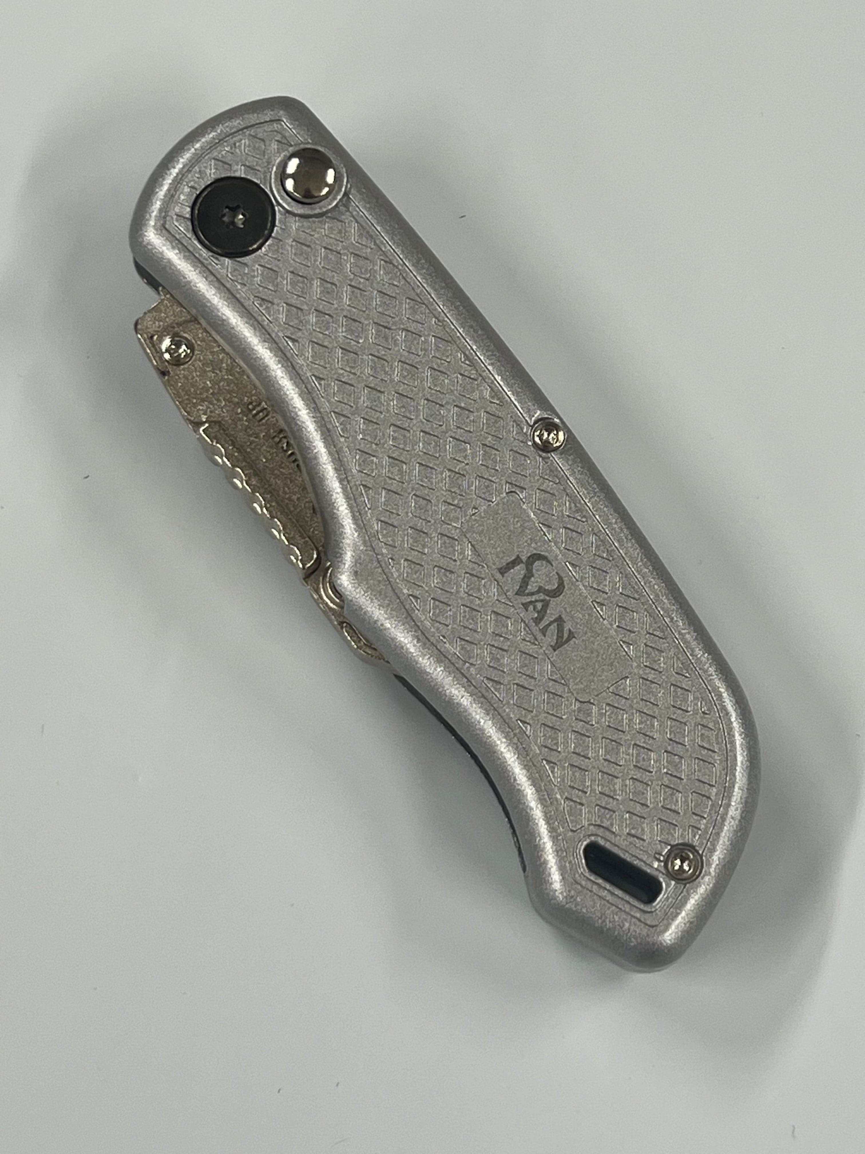 Coltello pieghevole con lama intercambiabile e clip da cintura