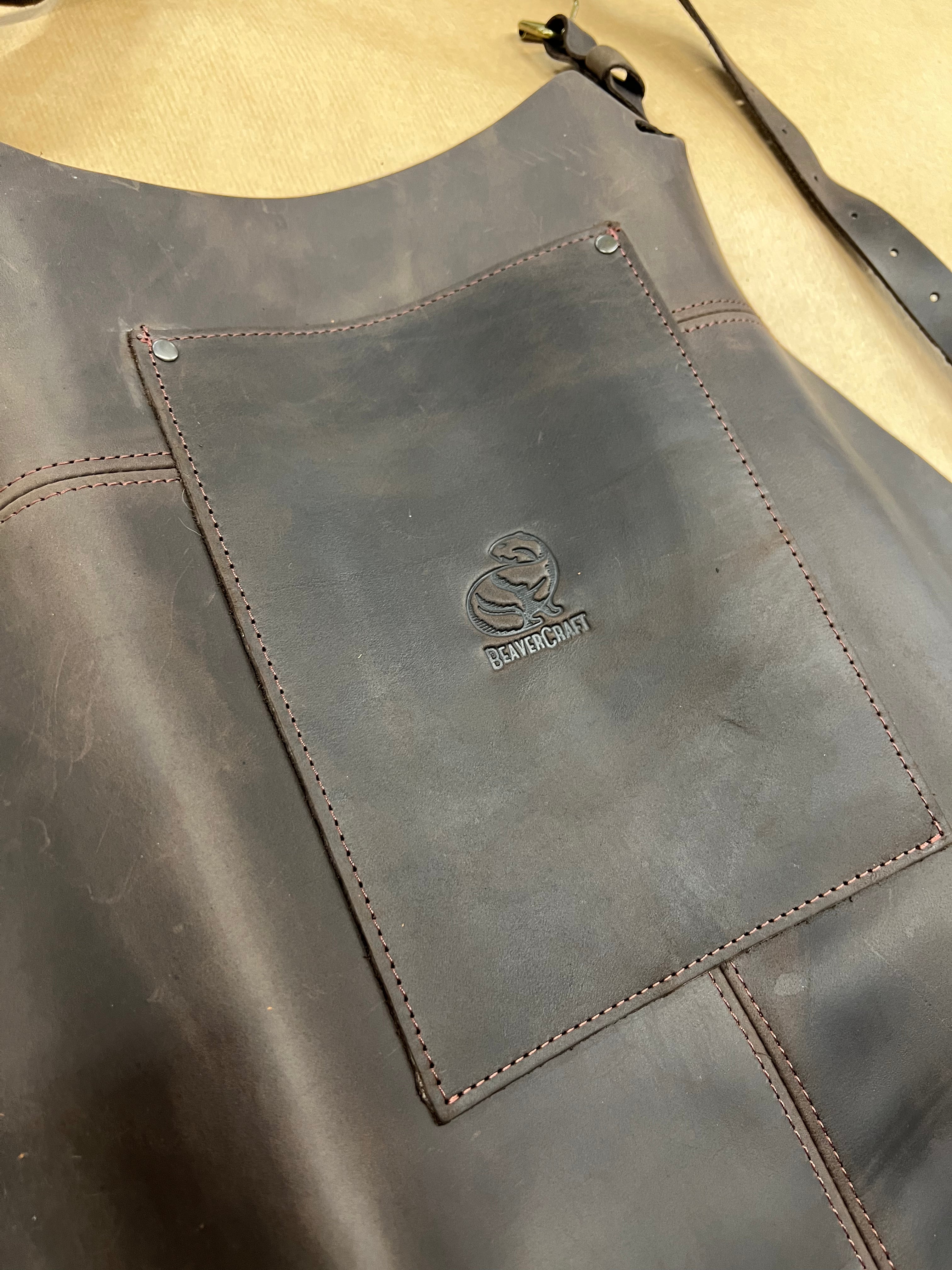 Grembiule regolabile in pelle marrone AP2X