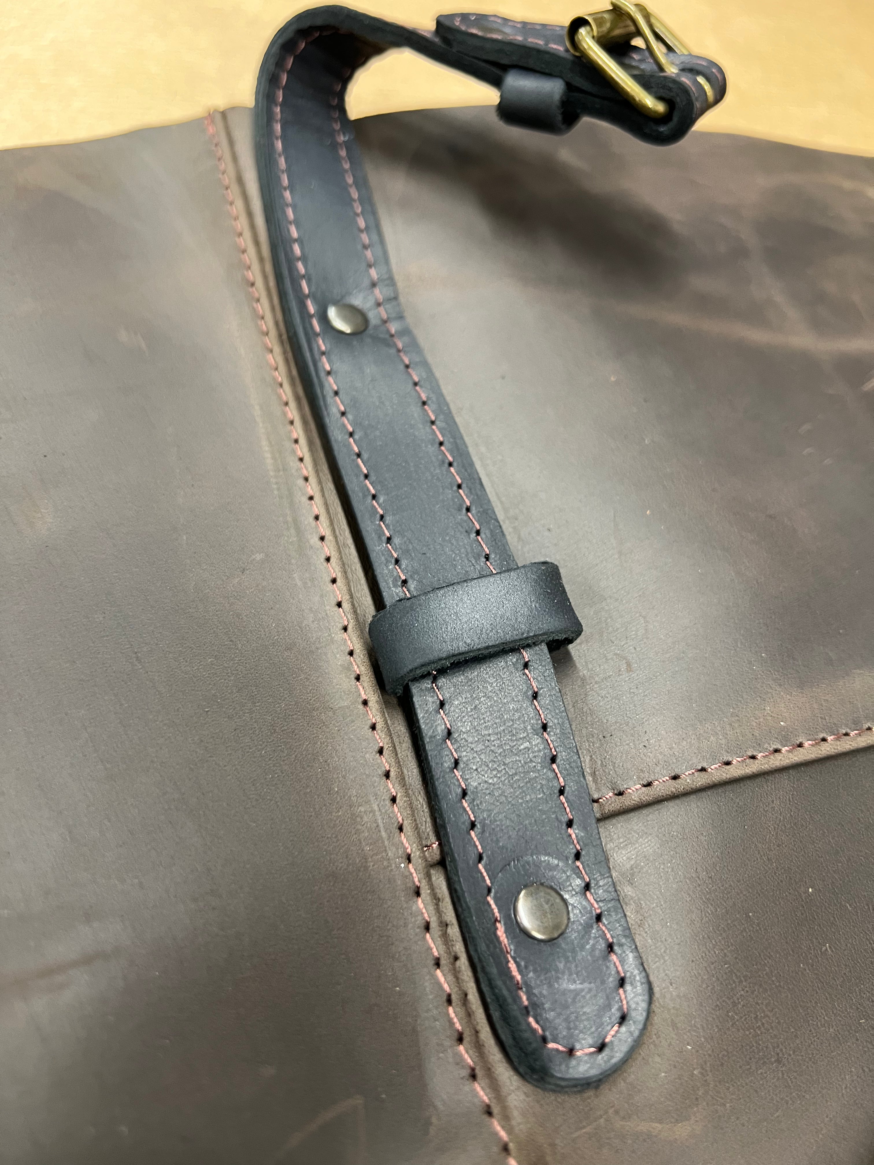 Grembiule regolabile in pelle marrone AP3X