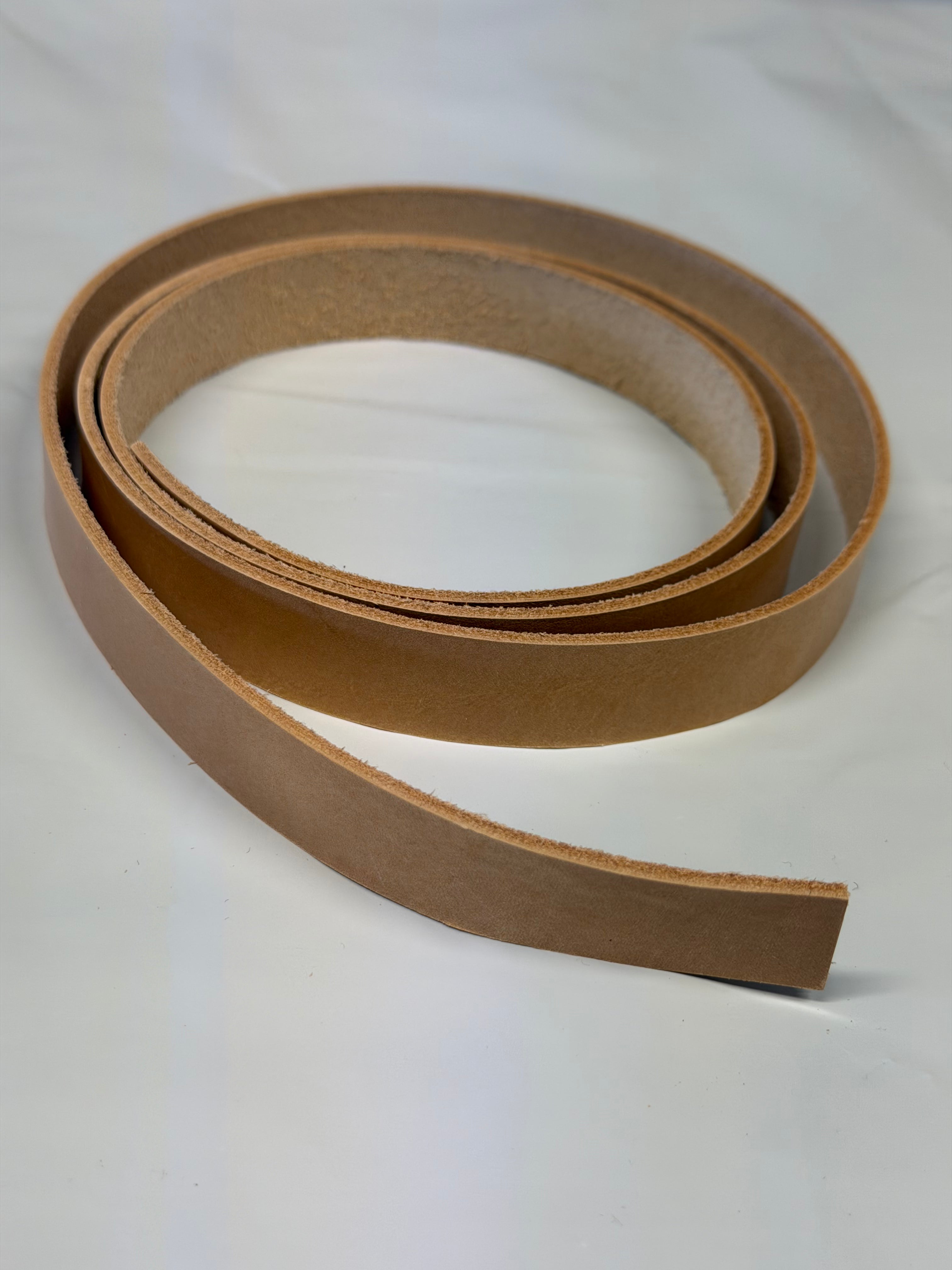 Impara a realizzare un fodero per coltello: cuoio naturale (tannato al vegetale), cuoio per foderi e cuoio per il passante/sospensione