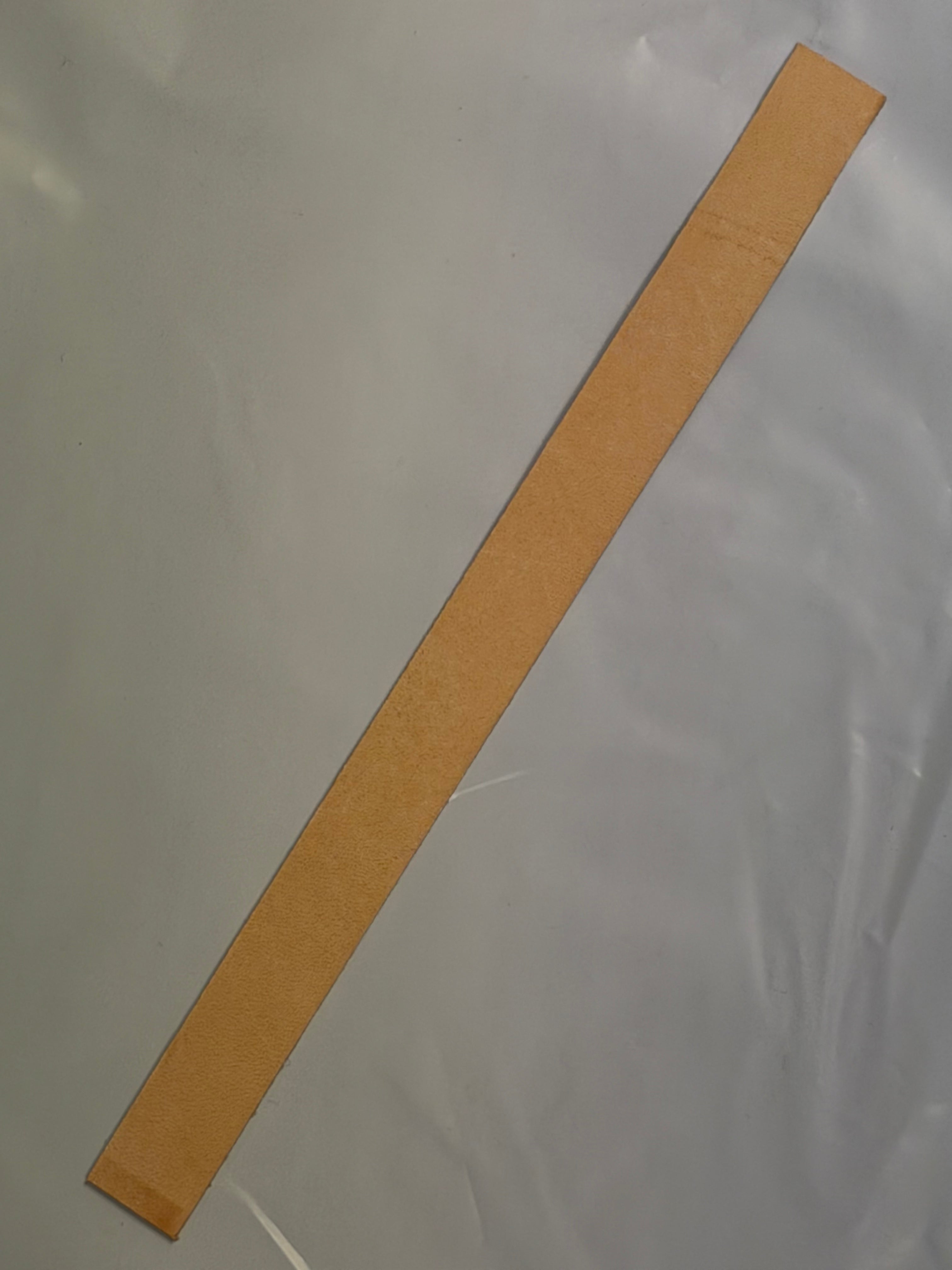 Impara a realizzare un fodero per coltello: cuoio naturale (tannato al vegetale), cuoio per foderi e cuoio per il passante/sospensione