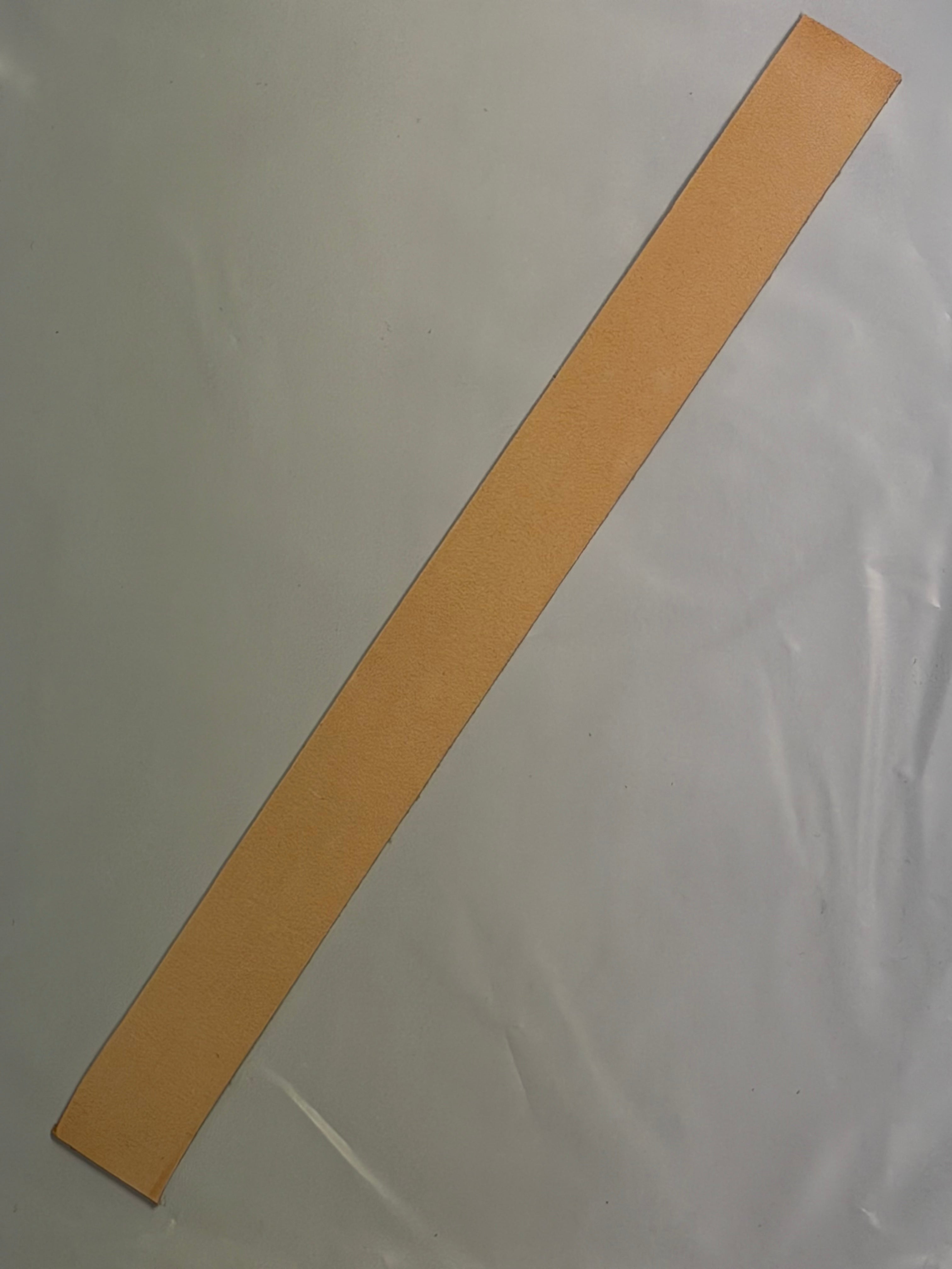 Impara a realizzare un fodero per coltello: cuoio naturale (tannato al vegetale), cuoio per foderi e cuoio per il passante/sospensione