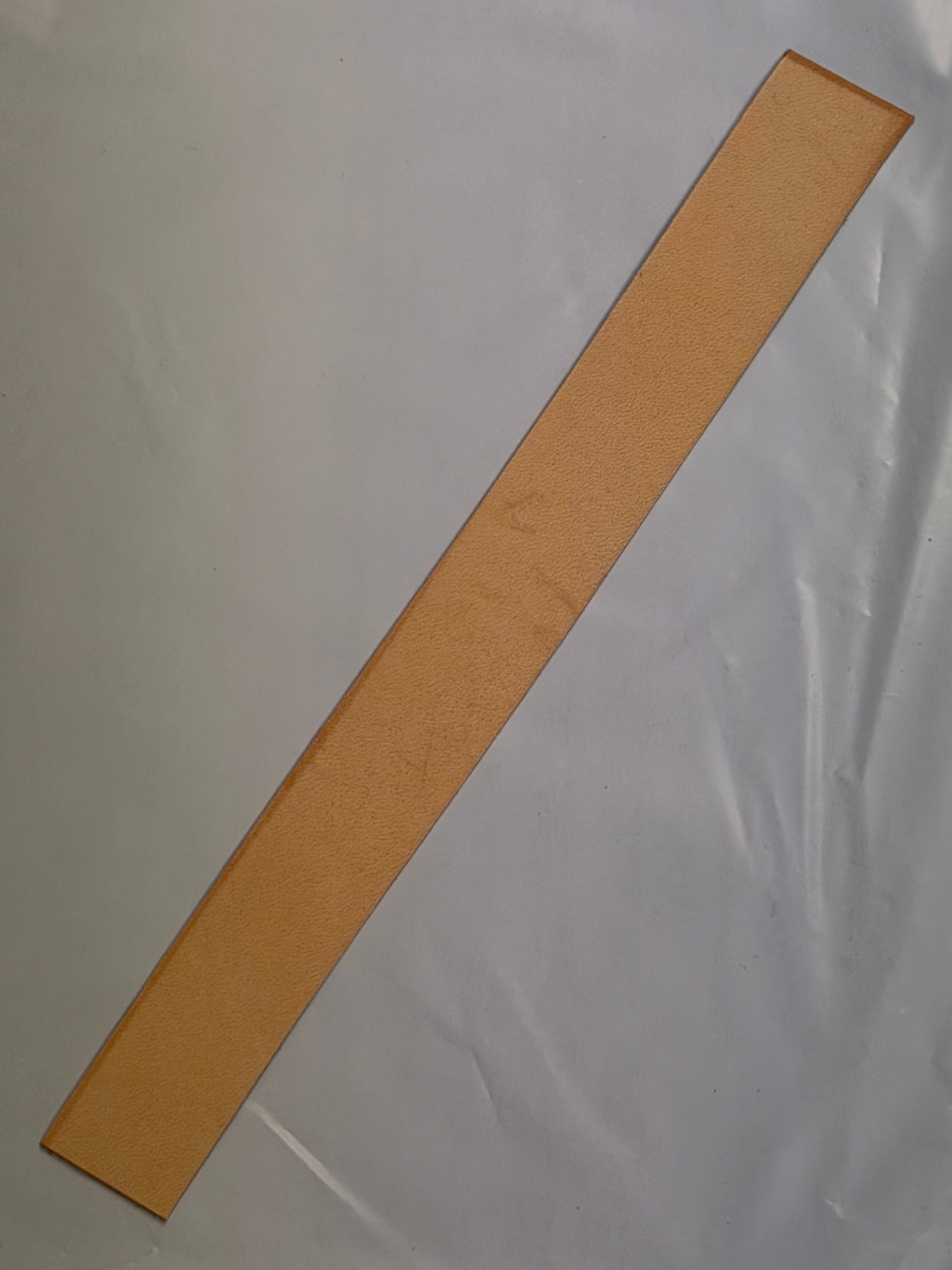 Impara a realizzare un fodero per coltello: cuoio naturale (tannato al vegetale), cuoio per foderi e cuoio per il passante/sospensione