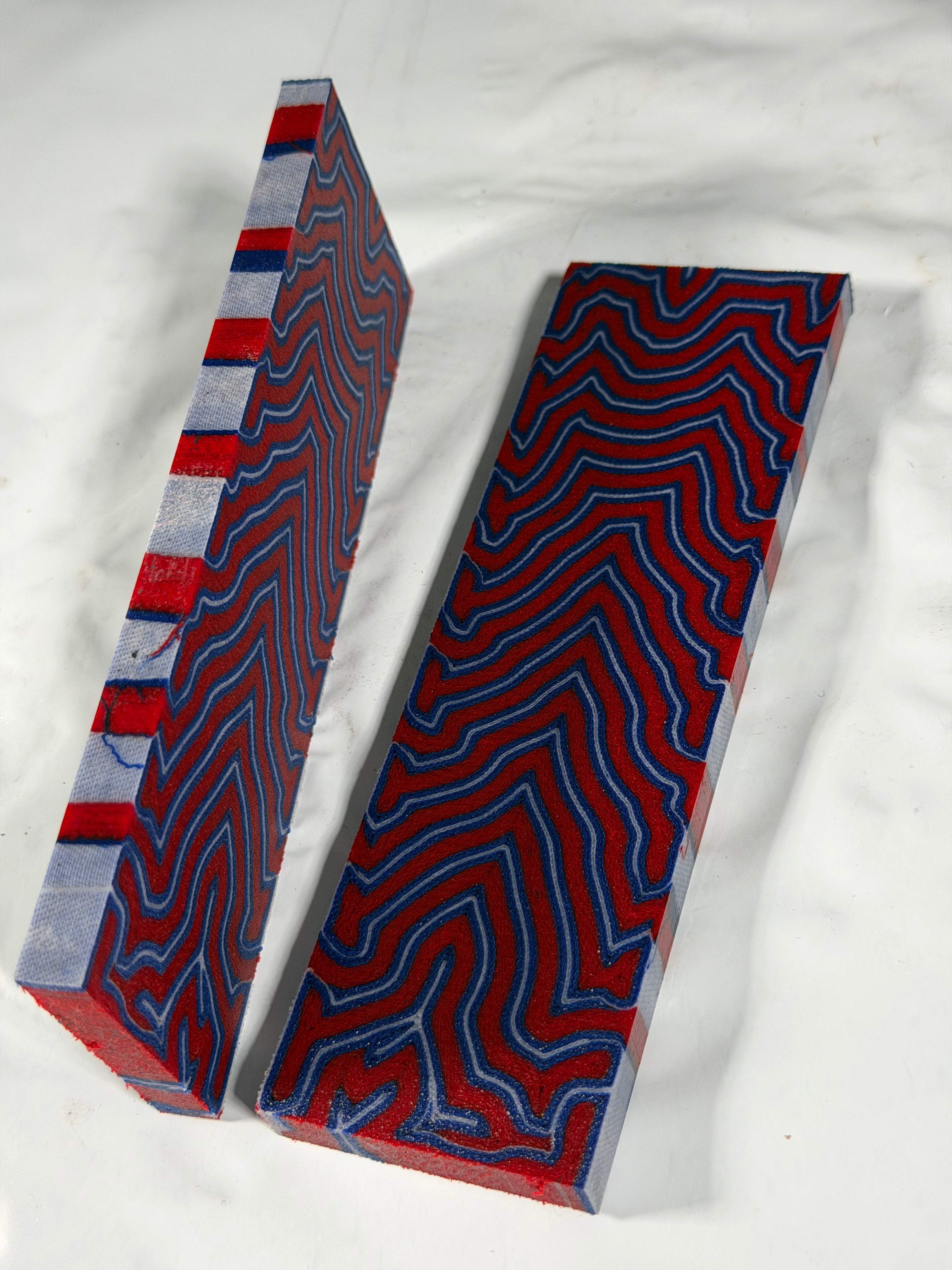 Micarta Damasco rosso bianco blu (set di 2 piastre)