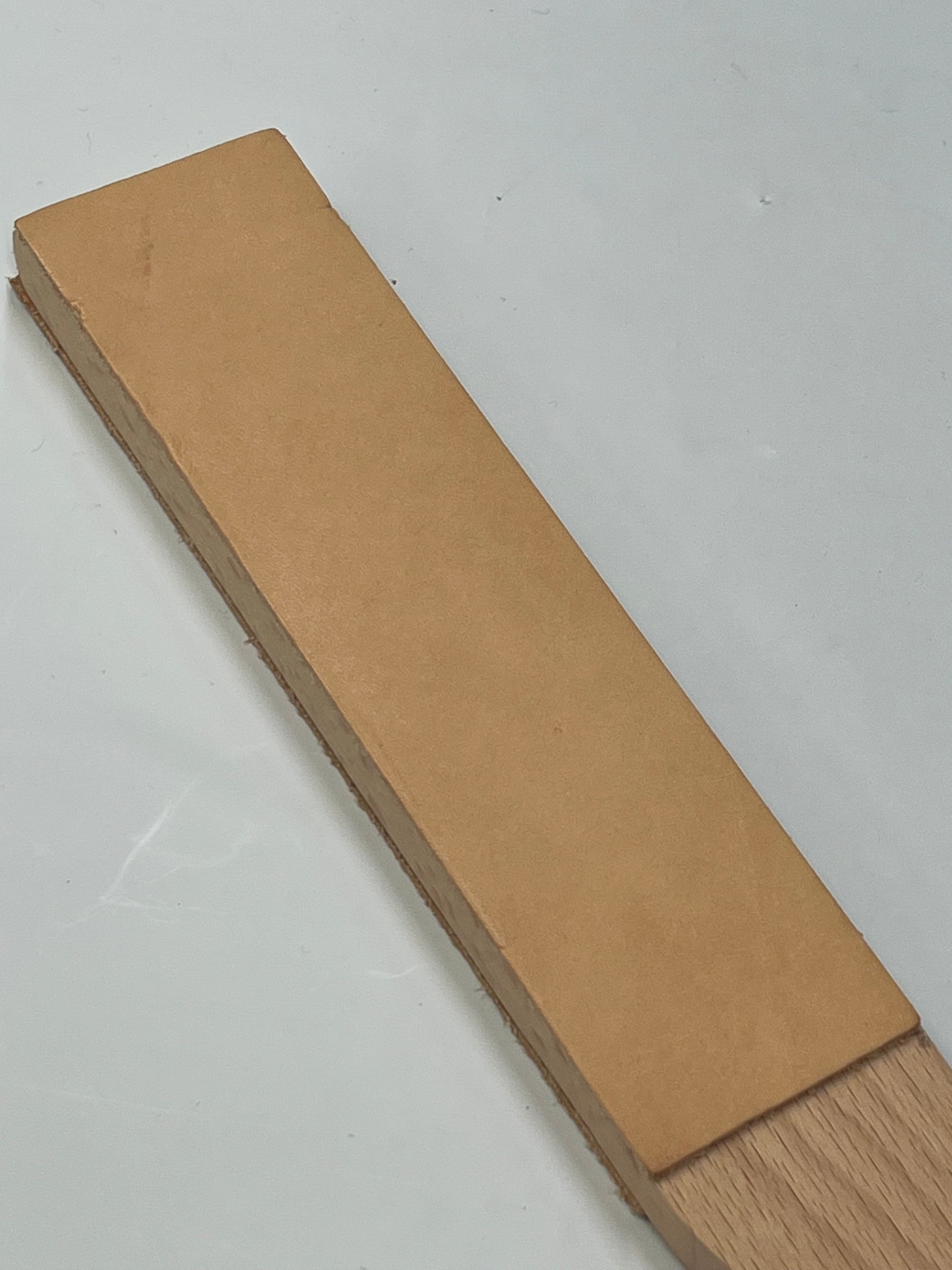 Cinturino in cuoio bifacciale su base in legno RW054