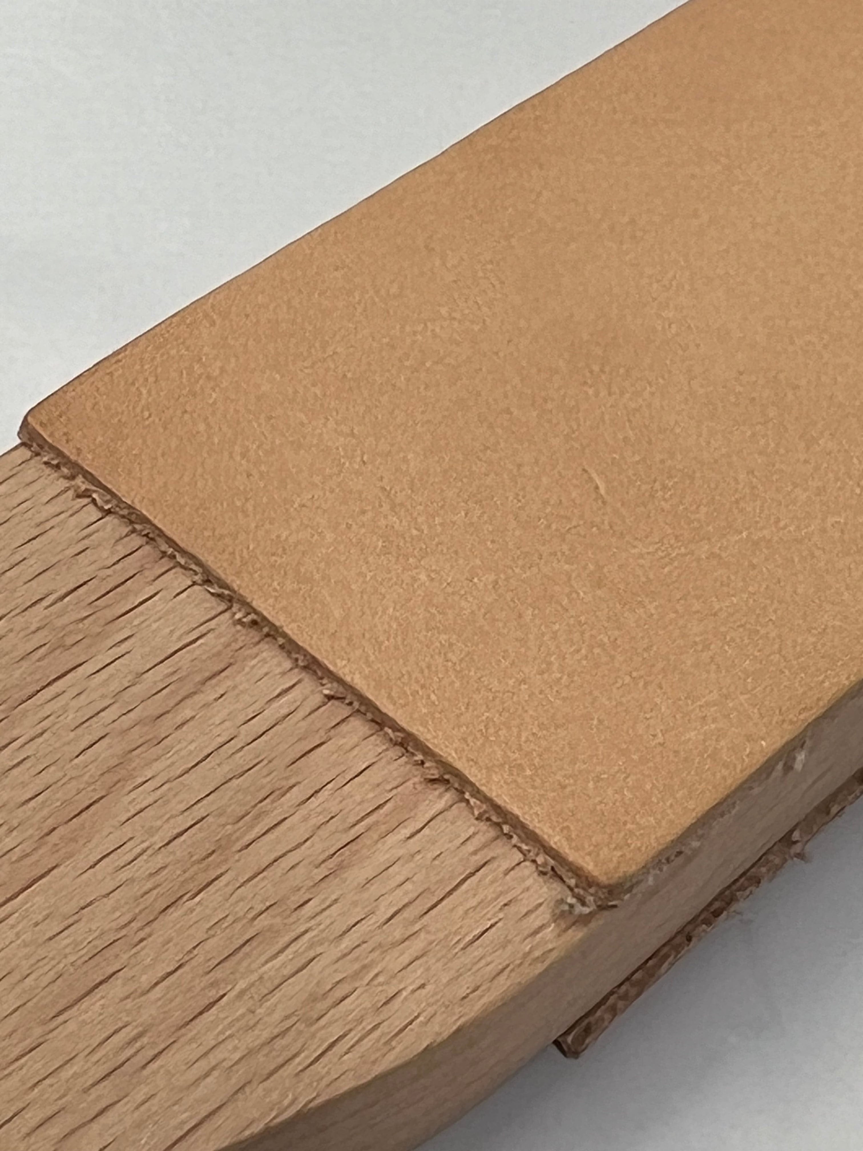 Cinturino in cuoio bifacciale su base in legno RW054