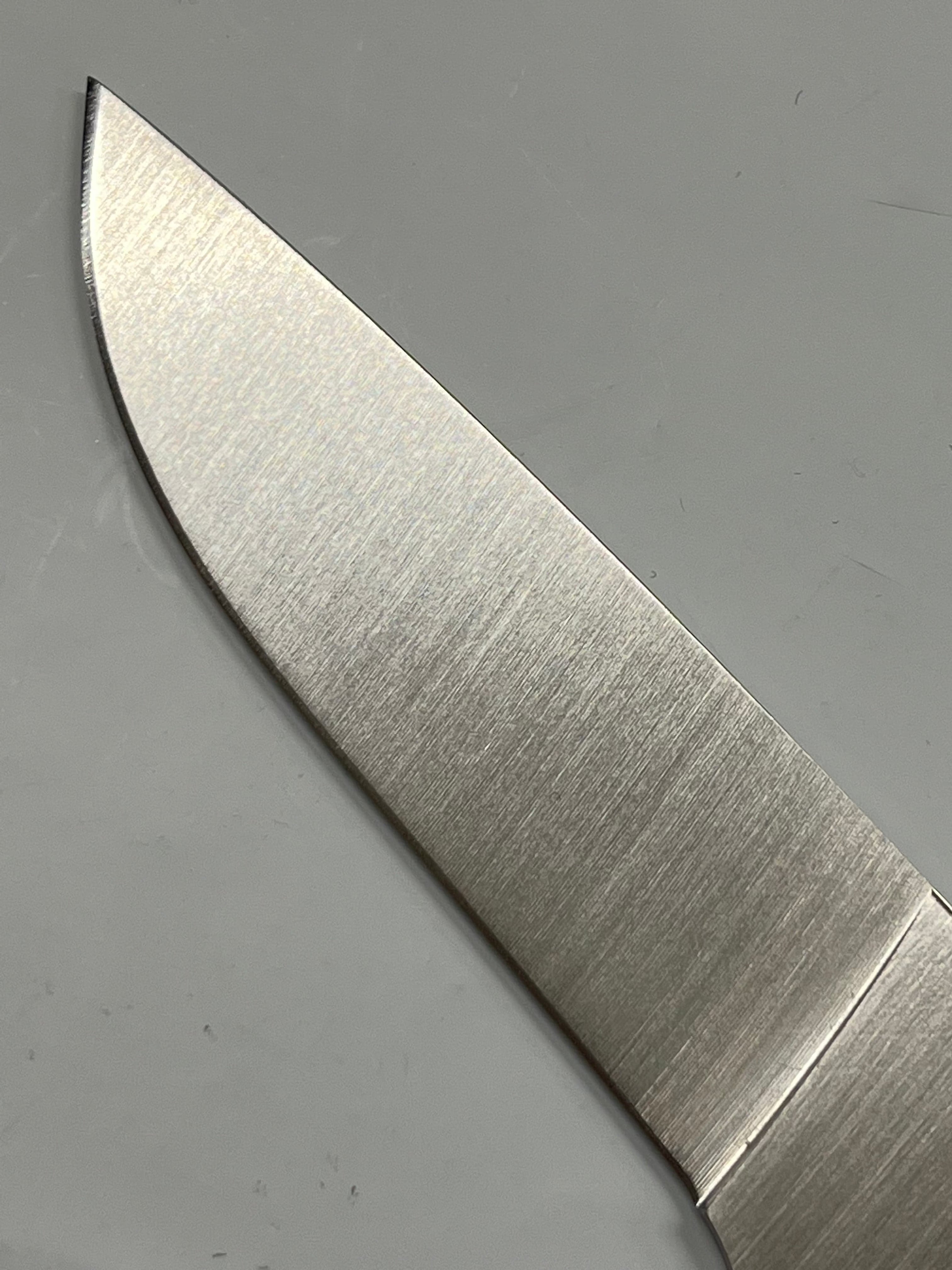 Lama per coltello Brisa Trapper 95 Flat N690 inossidabile